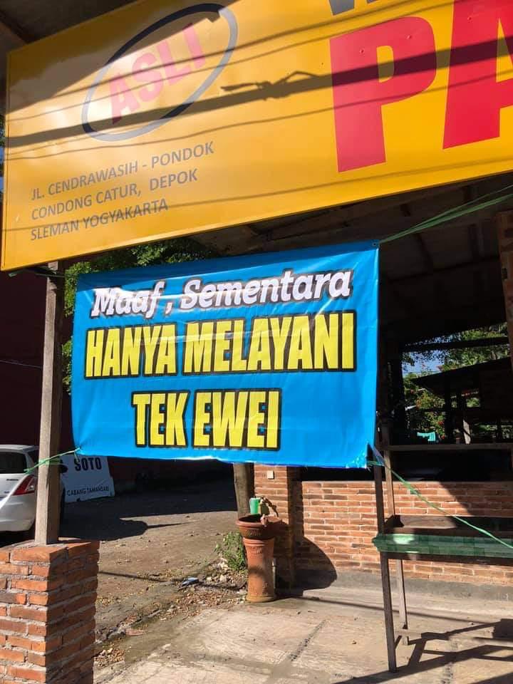 Potret spanduk informasi kocak yang menggunakan Bahasa inggris ini bikin geleng-geleng kepala